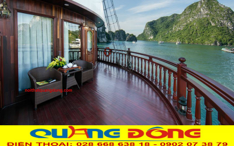 Bàn ghế giả mây QD-098 tại ban công của tàu du lịch. Bàn ghế giả mây QD-098 được cung cấp cho tàu du lịch Hải Hạ Long, bền đẹp, chất lượng cao.