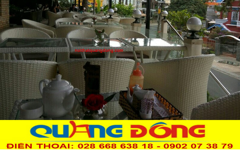 B&agrave;n ghế giả m&acirc;y QD-098 trắng tinh khiết, sang trọng v&agrave; tinh tế tại Rose Villa Cafe Đ&agrave; Lạt.