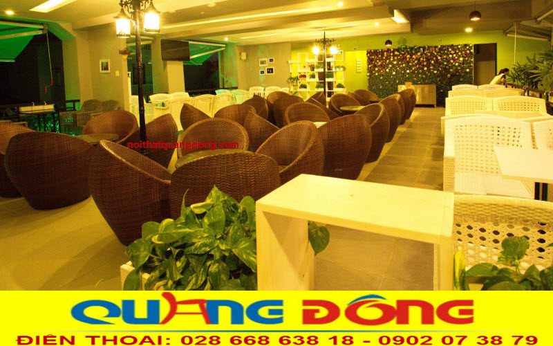 Với t&ocirc;ng m&agrave;u n&acirc;u giả gỗ gần gũi thi&ecirc;n nhi&ecirc;n v&agrave; đầy tinh tế, bộ b&agrave;n ghế giả m&acirc;y QD-211 đẹp mắt tại Green.