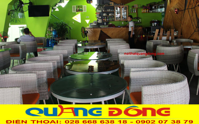 B&agrave;n ghế giả m&acirc;y QD-302 m&agrave;u kem nệm cam sinh động c&ugrave;ng bức tường nền xanh của Green cafe.