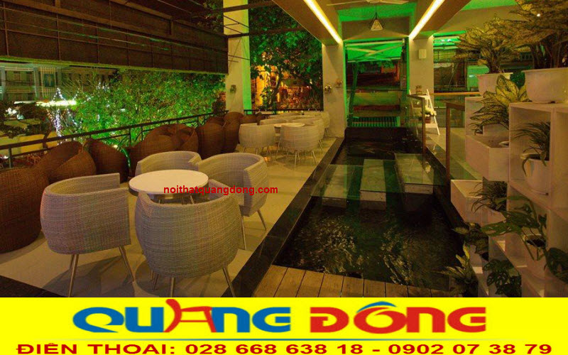 B&agrave;n ghế giả m&acirc;y QD-302 xếp theo lối đi trang nh&atilde;, độc đ&aacute;o cạnh hồ c&aacute; của Green cafe.