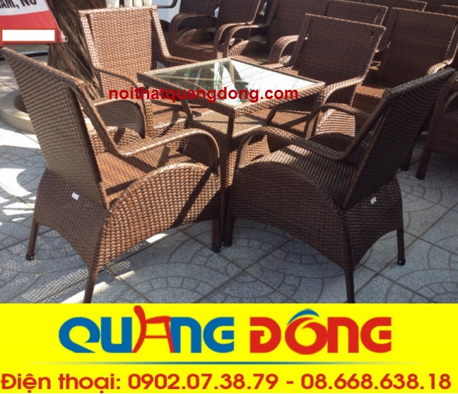 B&agrave;n ghế giả m&acirc;y QD-272 m&agrave;u n&acirc;u giả gỗ, thiết kế tay vịn sang trọng, khung bằng th&eacute;p sưn tĩnh điện vững chắc.