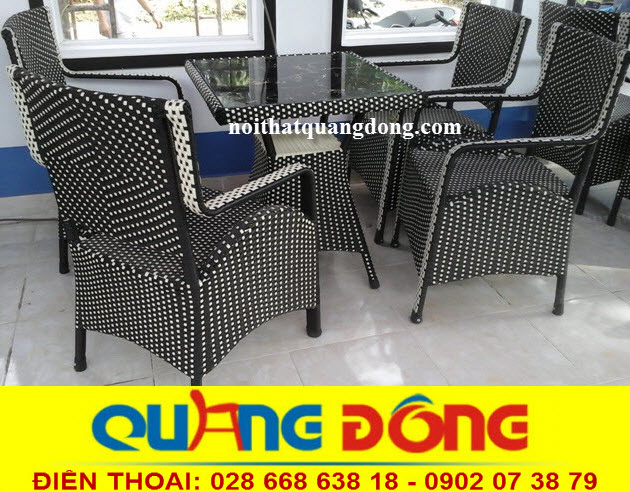 B&agrave;n ghế giả m&acirc;y QD-354 xen kẽ hai m&agrave;u trắng đen độc đ&aacute;o, tạo n&ecirc;n n&eacute;t đẹp tương phản ấn tượng.