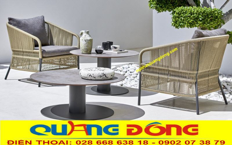 B&agrave;n ghế giả m&acirc;y QD-2070 sở hữu kiểu đan mới với sợi nhựa tr&ograve;n, khung kim loiaj vững chắc, mẫu b&agrave;n ghế s&acirc;n vườn thư giản chất lượng