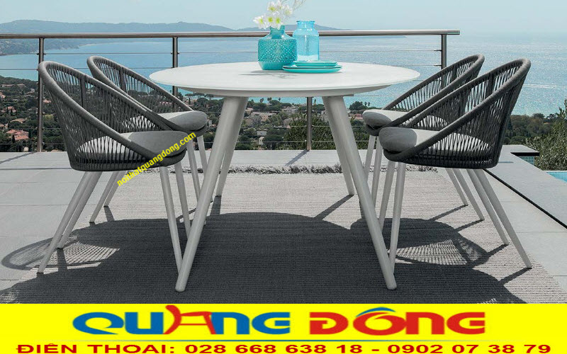 Bàn ghế giả mây QD-288|Bàn ghế sân vườn Bàn ghế giả mây QD-288 là sản phẩm bàn ghế dành cho sân vườn đan thủ công từ sợi dày dù polyethylene, khung bàn ghế bằng kim loại vững chắc.