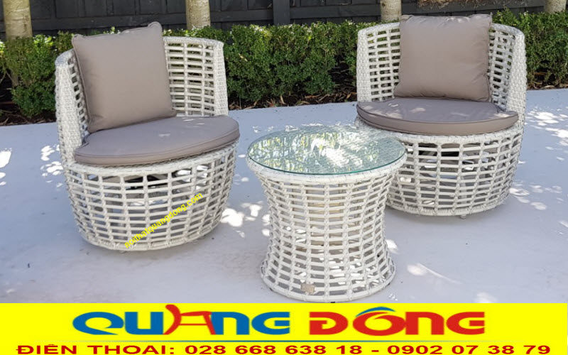 Mẫu bàn ghế giả mây dùng ngoài trời ban công Bộ bàn ghế giả mây QD-294 gồm 2 ghế 1 bàn, sản phẩm đan bằng sợi mây nhựa có hoạt chất kháng UV tia cực tím