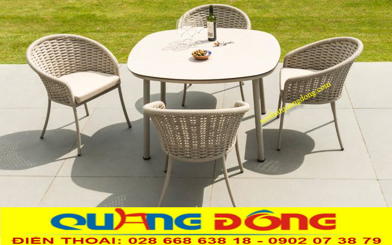 Mẫu bàn ghế giả mây QD-312 là mẫu bàn ghế sân vườn, ngoài trời chất lượng, mẫu bàn ghế thanh mảnh bên ngoài, bền đẹp bên trong