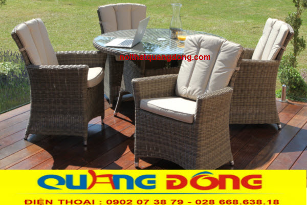 B&agrave;n ghế giả m&acirc;y QD-377 l&agrave; sản phẩm c&oacute; khả năng đan thủ c&ocirc;ng từ sợi nhựa giả m&acirc;y.