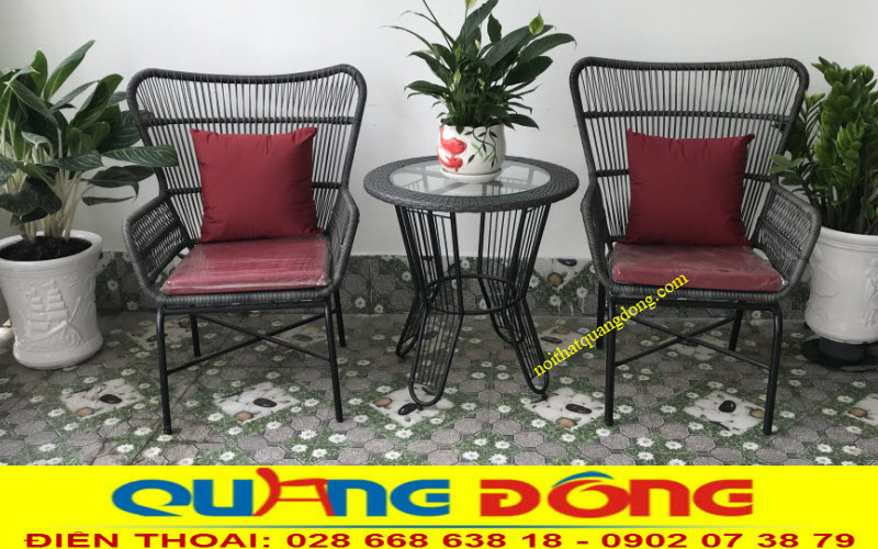 Bàn ghế giả mây QD-387 gồm 2 ghế 1 bàn sản phẩm được sản xuất tại Công Ty TNHH Nội Thất Quang Đông