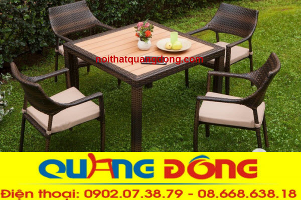 B&agrave;n ghế nhựa giả m&acirc;y QD-323 m&agrave;u n&acirc;u, kiểu ghế c&aacute;ch điệu tinh t&ecirc;, mặt b&agrave;n kết hợp độc đ&aacute;o c&ugrave;ng gỗ đan viền m&acirc;y nhựa