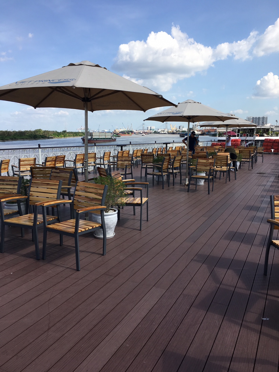 Bàn ghế sắt lan gỗ teak|bàn ghế cafe, bàn trà trên du thuyền Bàn ghế khung sắt lan gỗ teak khá bền và chắc chắn, chịu nắng mưa, nhiệt độ hơi ẩm.