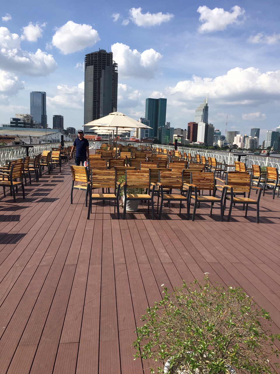 Bàn ghế khung sắt lan gỗ teak|cung cấp tàu Saigon Princess Bàn ghế khung sắt sơn tĩnh điện, lan gỗ teak sơn PU, bền đẹp, kiểu dáng thanh lịch, duyên dáng.