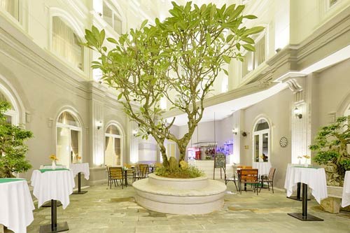 Nội Thất Quang Đ&ocirc;ng rất vinh dự được cung cấp b&agrave;n gh&ecirc; m&acirc;y nhựa cho kh&aacute;ch sạn Boulevarb, Ph&uacute; Quốc.