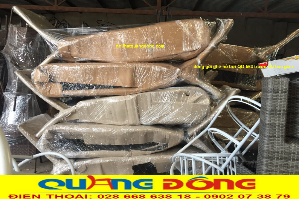 Đóng gói ghế hồ bơi giả mây QD-563 tại xưởng. Đóng gói cẩn thận ghế hồ bơi QD-563 tại xưởng sản xuất Nội Thất Quang Đông