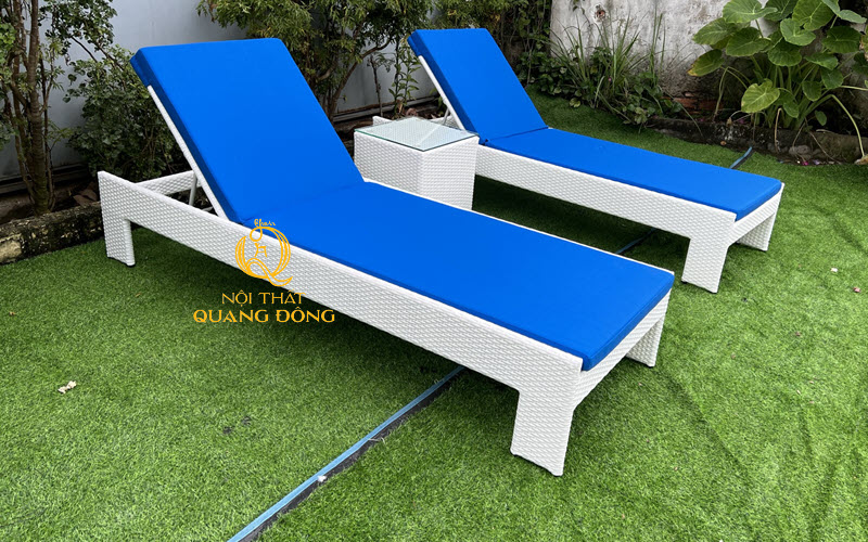 Ghế nằm hồ bơi QD-592 sử dụng sợi dây mây nhựa bản dẹp kiểu đan lóng mốt truyền thống thân thiện với môi trường