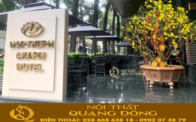 northern charm hotel chọ mẫu bàn ghế giả mây QD-293 cho khu vực garden Bàn ghế sảnh mặt tiền trước khu vực garden northern charm hotel sử dụng mẫu bàn ghế giả mây QD-293