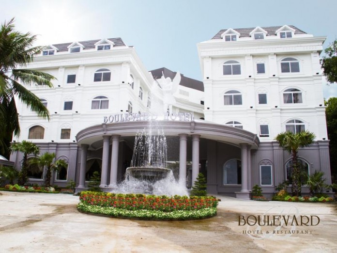 Boulevard Phú Quốc chọn mẫu bàn ghế giả mây nào tại Nội Thất Quang Đông.