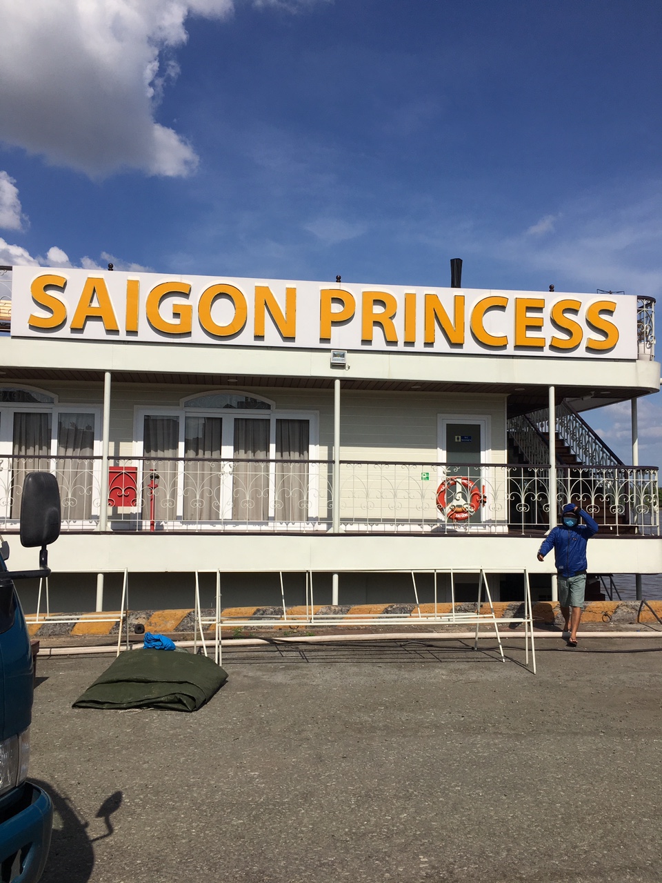 Bàn ghế khng sắt lan gỗ teak|địa điểm bàn giao. Địa điểm hai bên bàn giao sản phẩm tại tàu Saigon princess, bàn ghế khung sắt lan gỗ teak