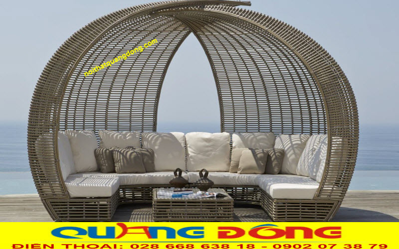 Sofa giả mây QD-660 được thiết kế 2 mảnh ghép lại tạo thành 2 cánh mái vòm đẹp mắt tạo điểm nhấn cho bãi biển hồ bơi