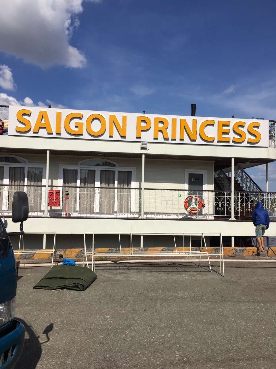 Quang cảnh tàu Saigon princess|cung cấp bàn ghế gỗ teak Hình ảnh ghi lại quang cảnh tàu Saigin princess tại thời điểm bàn giao bàn ghế gỗ teak